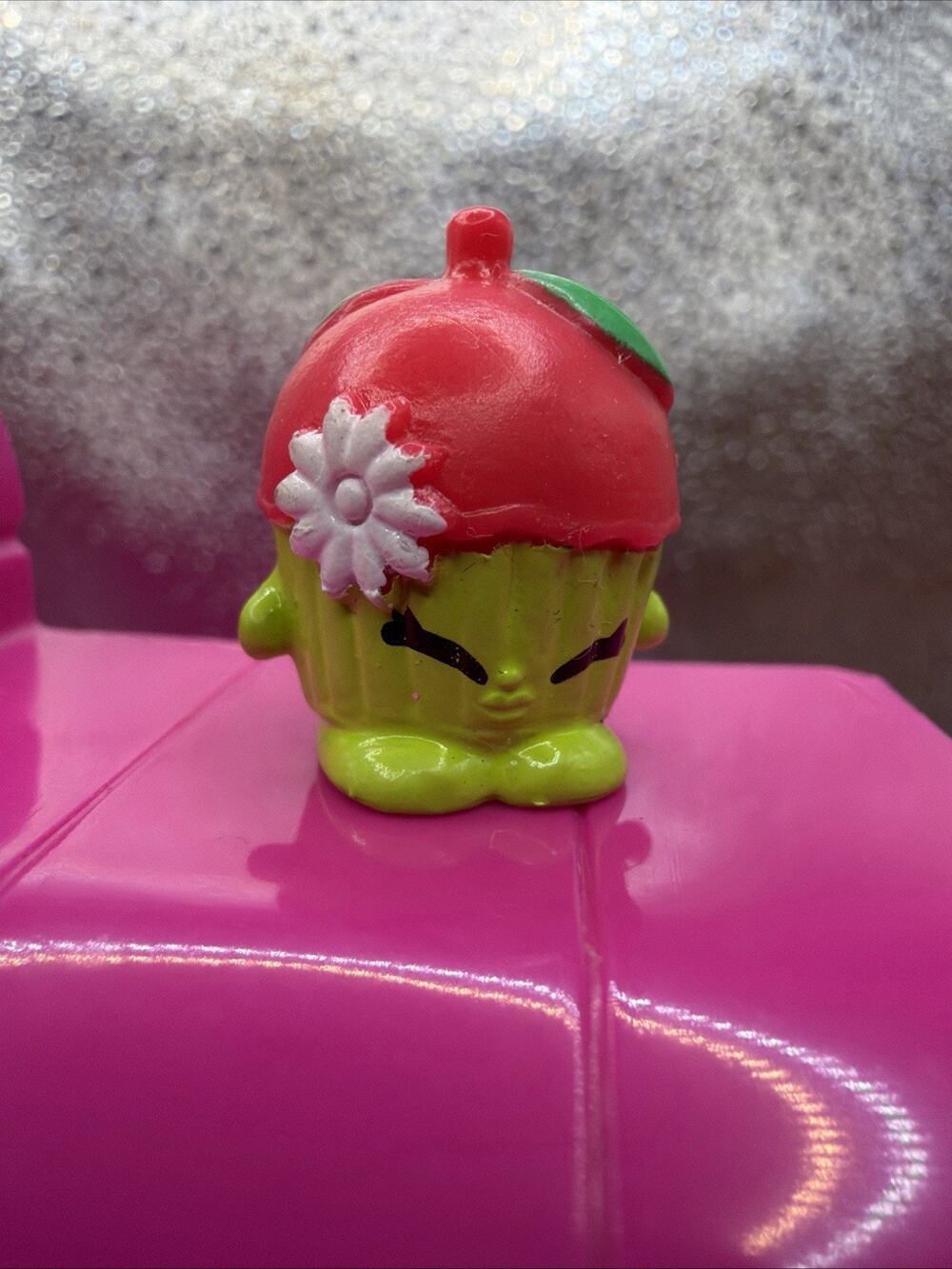 Shopkins Shy Pie figurine from Season 4